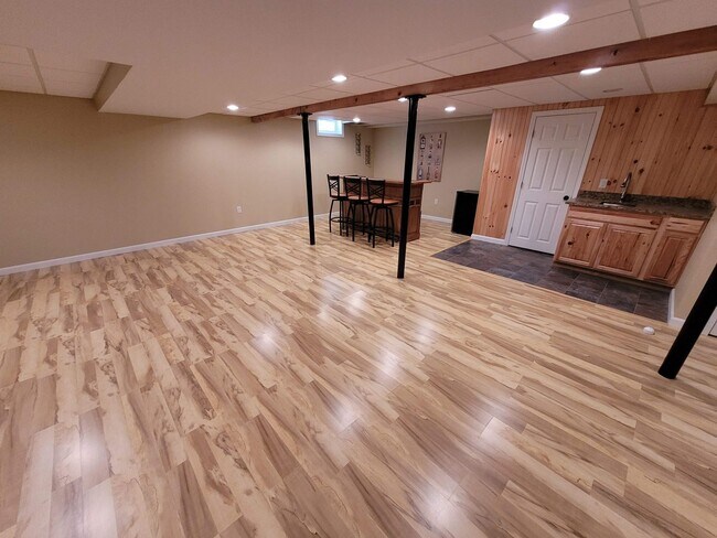 Building Photo - $4200 - 4 Bed / 2.5 Bath Single Family Home in Merrimack on a Cul-de-sac!