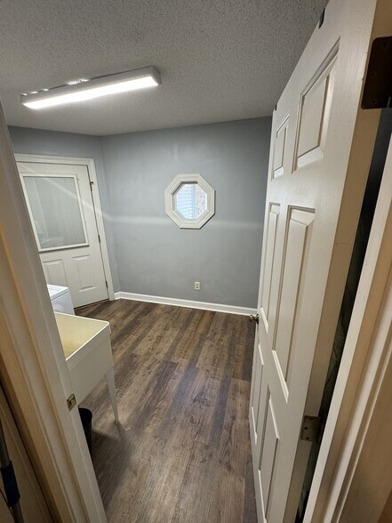 Building Photo - Room in Apartment on Knollwood Dr