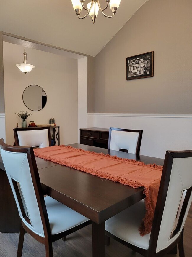 Building Photo - Open floor plan & small pets allowed! 3BD/...