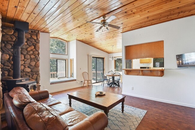 Building Photo - Cozy Armstrong Tract Long Term Furnished L...
