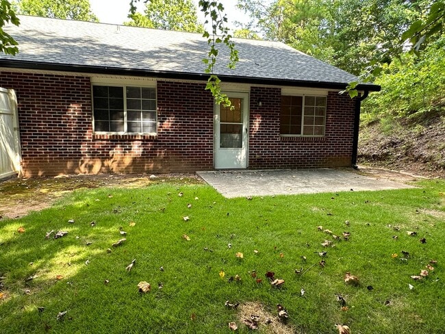 Building Photo - 2br Brick Townhome in Great Gainesville Lo...