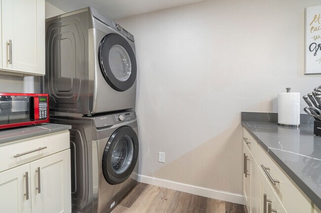 Building Photo - 3202 15th Ave W