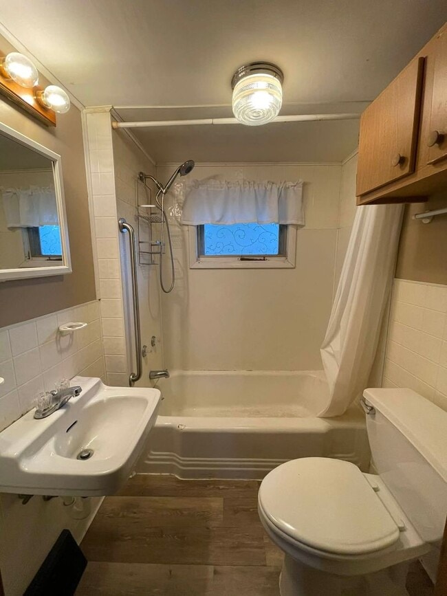 Building Photo - 1104 Anderson Ave