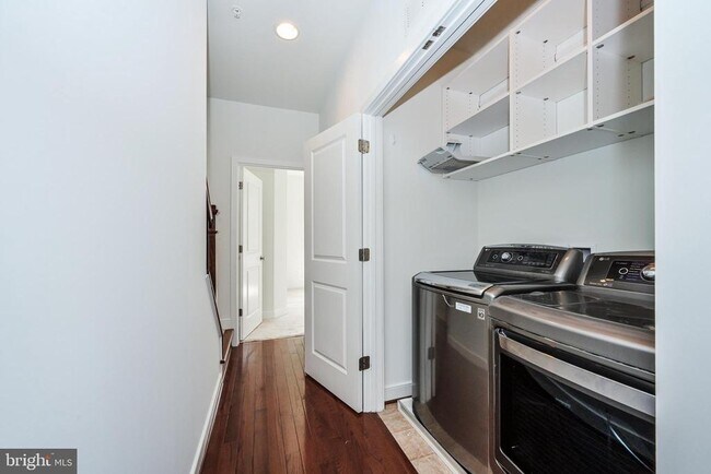 Building Photo - 8337 Looking Glass Way