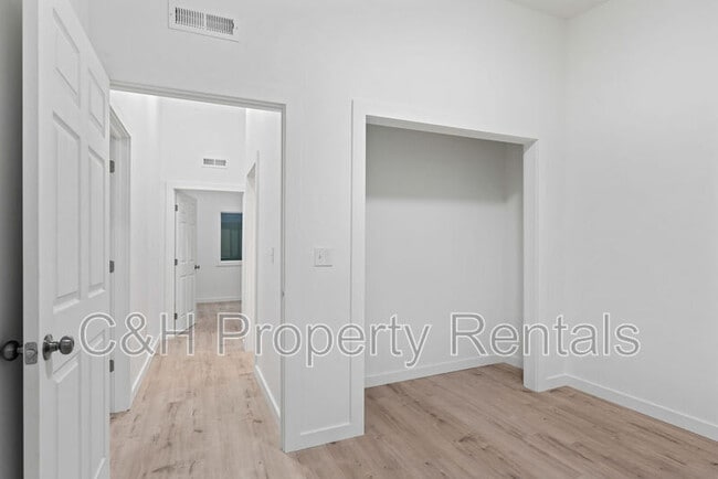 Building Photo - 218 Reda Ln