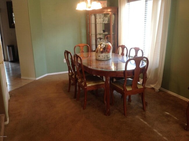 Building Photo - Spacious Rita Ranch Home with Modern Comfo...