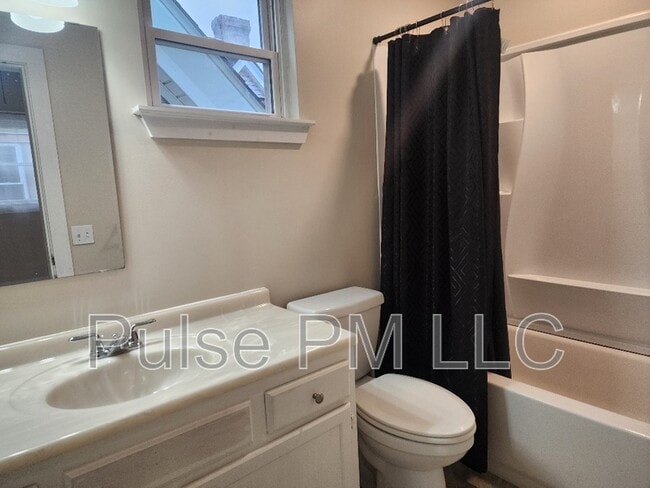 Building Photo - 1539 St Clair St