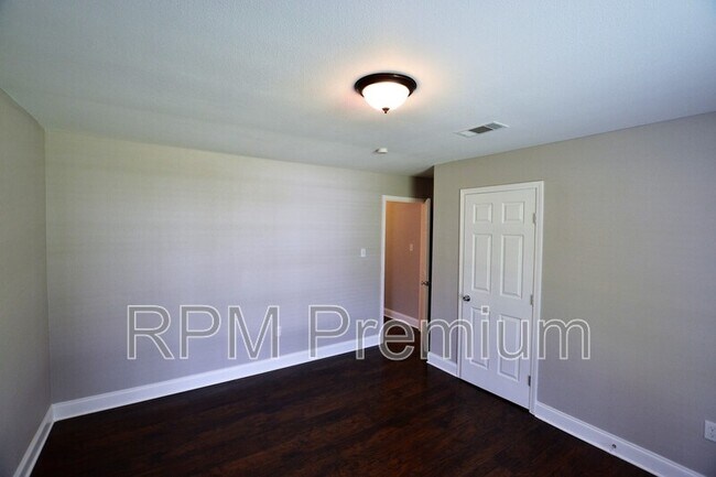 Building Photo - 2530 Chantulane Ave