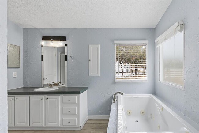 Building Photo - 931 Sycamore Creek Dr