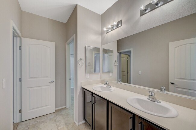 Building Photo - Beautiful DR Horton Home in Centennial Hil...