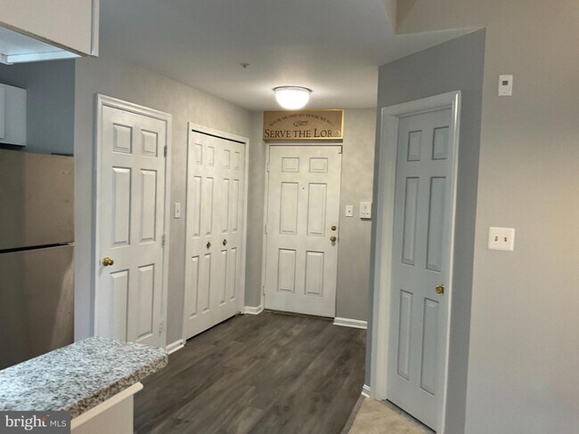 Building Photo - 9808 Lake Point Ct