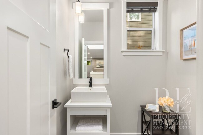 Building Photo - 1762 NE Crystallia Ct