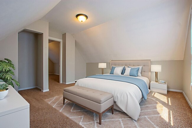 Building Photo - Spacious and CLEAN 2 Bedroom / 1 Bath Home...
