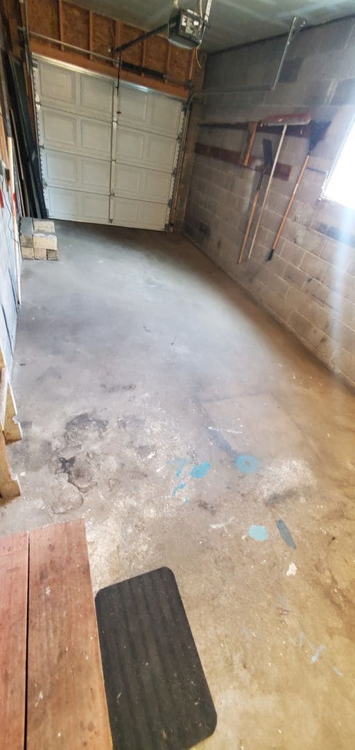 Building Photo - 4 bed, 2 Bath, 1100 SF with washer/dryer hookups, large, fenced yard and garage.