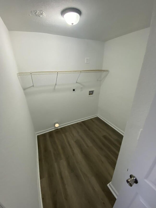 Building Photo - 1237 Lindsay Ave