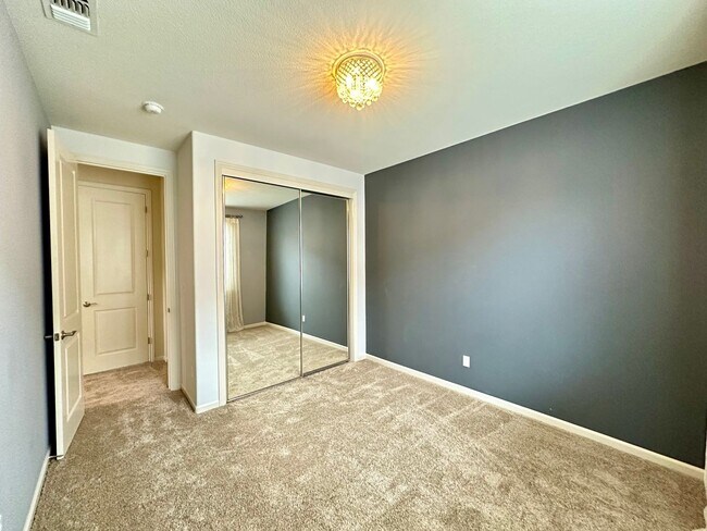 Building Photo - Large 4 Bedroom House in Hiddenbrook Commu...