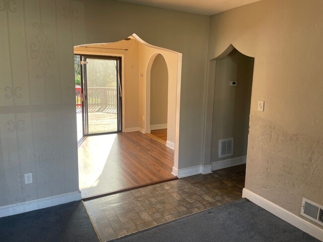 Building Photo - 4 Bedroom House