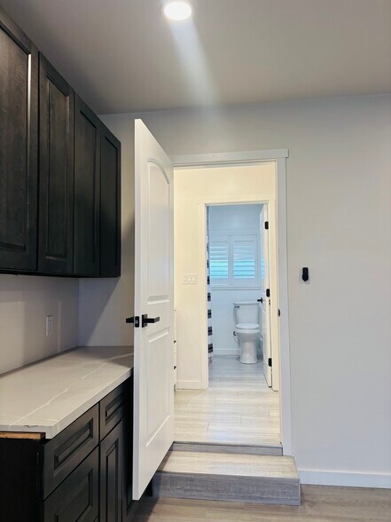 Building Photo - 1550 N Cypress Ave