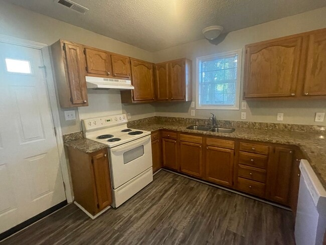 Building Photo - Charming ranch-style 2 Bedroom 1 Bath home in Pineville offering comfortable single-level living.