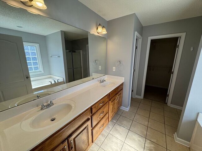 Building Photo - Prime Location and Fenced Yard