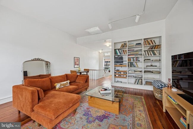 Building Photo - 1731 Bainbridge St