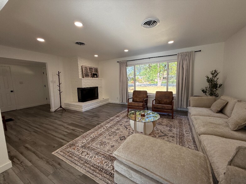Building Photo - 4552 Alta Mesa Dr