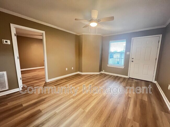 Building Photo - 2150 N Sherwood Forest Dr