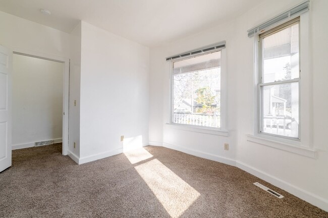 Building Photo - Spacious 4 Bedroom 2 Full Baths Available Kenosha