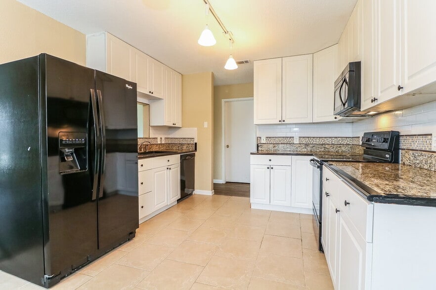 Building Photo - 8145 Waterside Trail