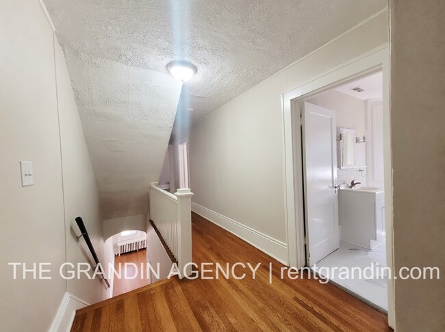 Building Photo - 2110 Memorial Ave SW