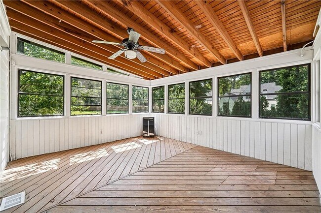Building Photo - 5600 Surrey Ct