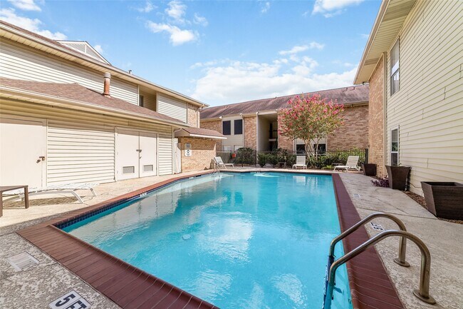 Building Photo - 2300 Augusta Dr