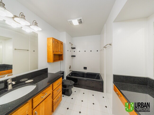 Building Photo - 8421 E Columbia Dr