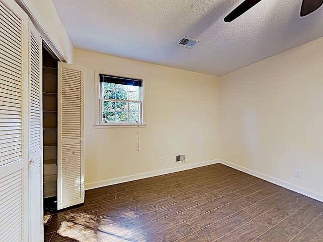 Building Photo - 4200 Oakridge Dr Columbia SC 29204
