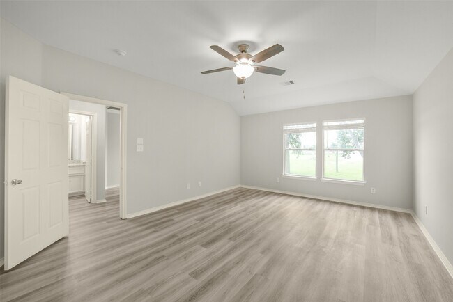 Building Photo - 750 Redwing Park Dr