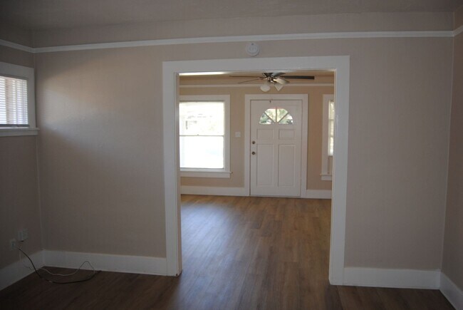 Building Photo - 2403 Sunset Ave