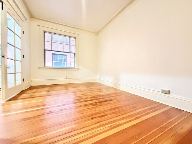 Building Photo - Charming 2nd Floor 1-Bed Condo in Ideal Nob Hill Location! Water, Sewer, Garbage Included!