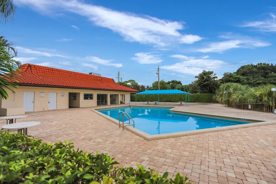 Building Photo - 2500 Fiore Way