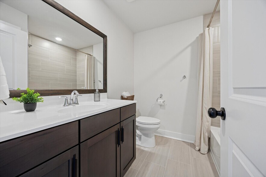 Full Hall Bath - 138 Livingston Ln