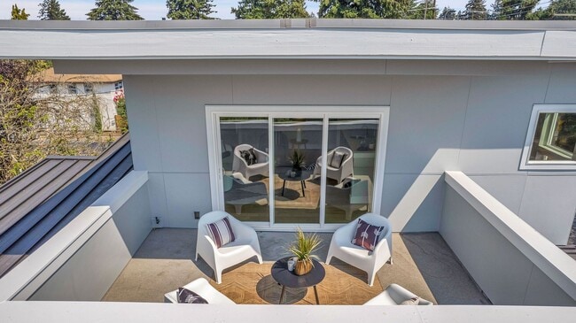 Building Photo - Urban Modern 5 Bedrooms, 3 1/2 Bathrooms, Three-Story Home in the heart of NE Portland!