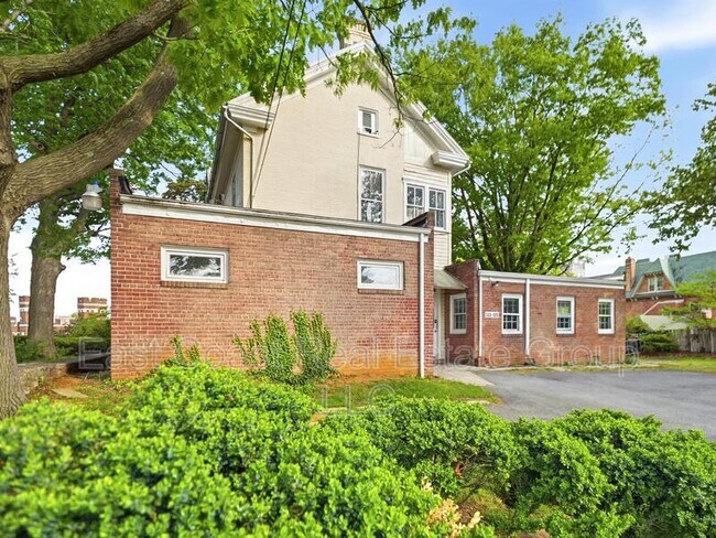 Building Photo - 323 N Potomac St