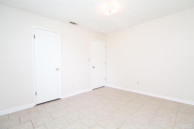 Building Photo - 3398 Green Briar Cir