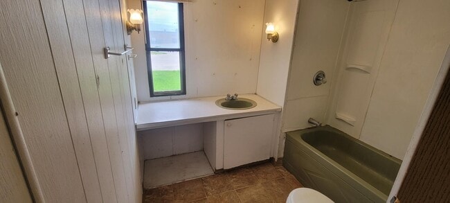 Building Photo - 112 E Cherry St