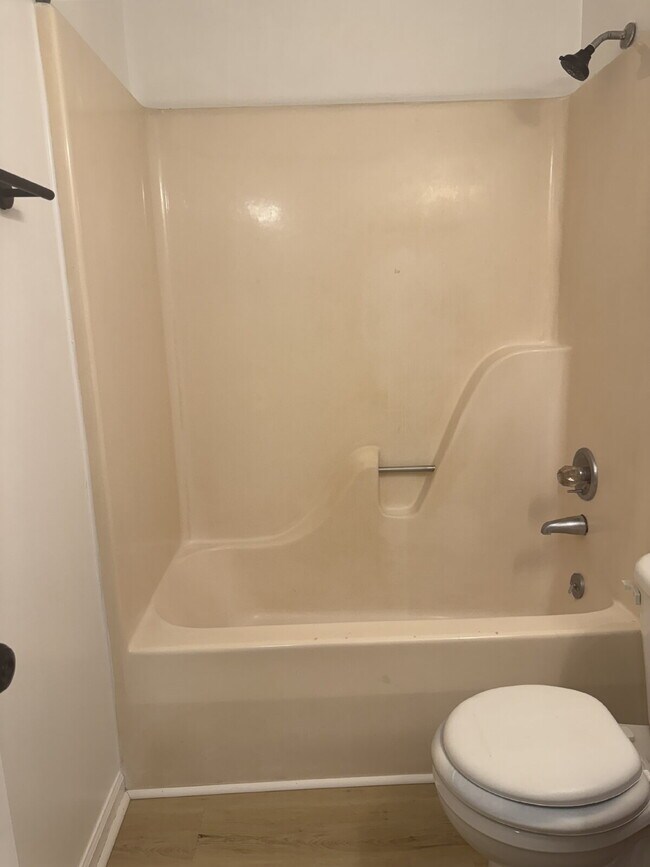 Building Photo - "Charming 1-Bedroom Townhouse Retreat in Hendersonville – Your Cozy Haven Awaits!"