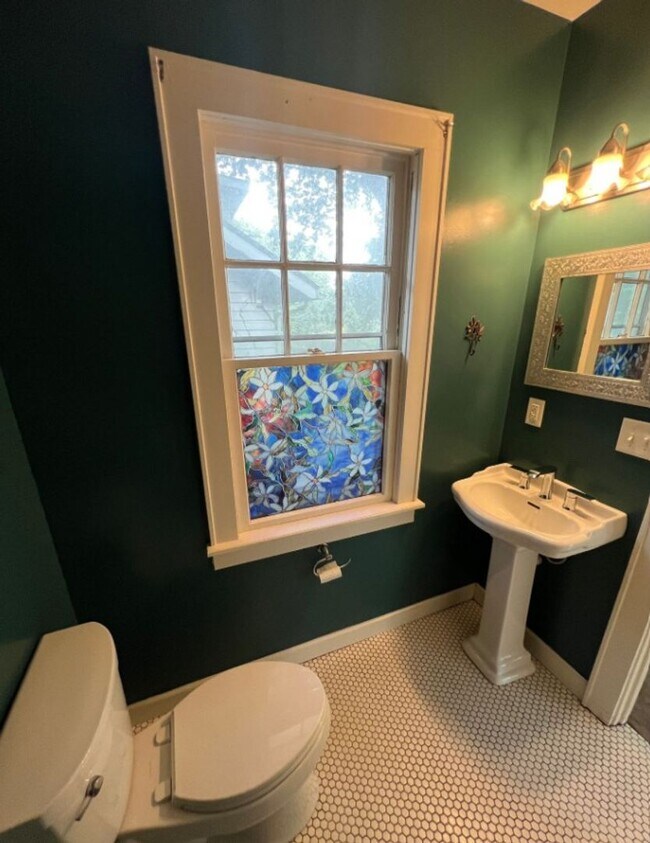Building Photo - Charming 3-Bed Home Near Loose Park & Plaza!