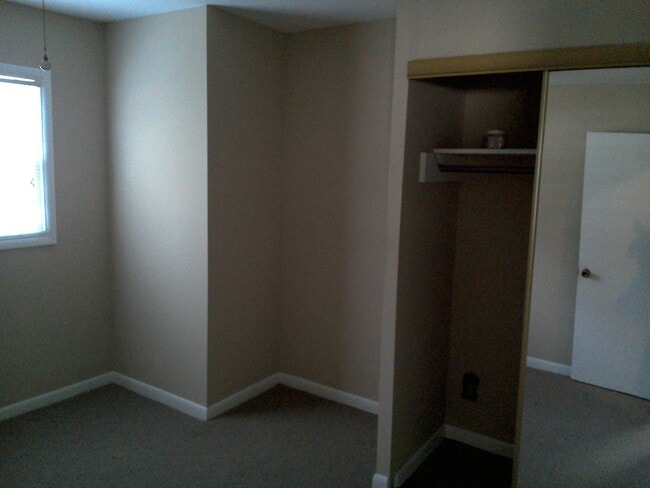Building Photo - **ON HOLD**East Columbus 3 bedroom/1 bathr...