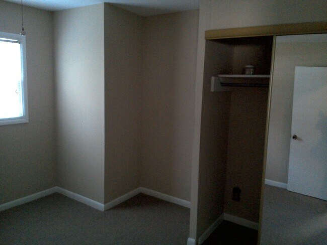 Building Photo - **UPCOMING**East Columbus 3 bedroom/1 bath...