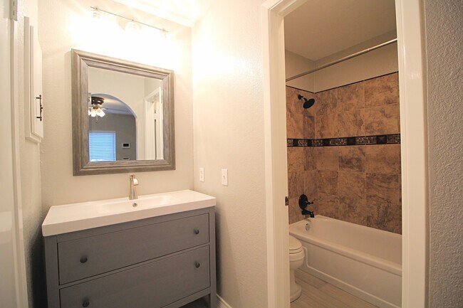Building Photo - 3 BD 2 BA AVAILABLE JUNE!! NEAR LOOKOUT RD