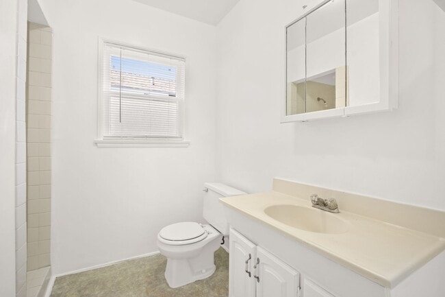 Building Photo - Charming Triplex Unit in Historic Rose Park