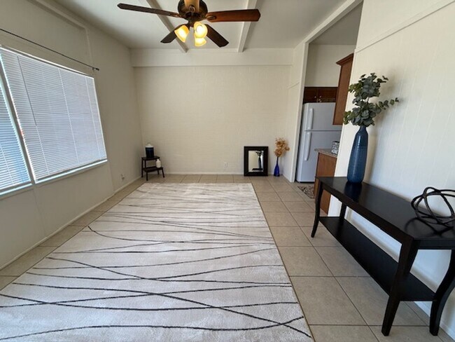 Building Photo - Freshly Updated 2 Bed / 1 Bath Apartment in Glendale!